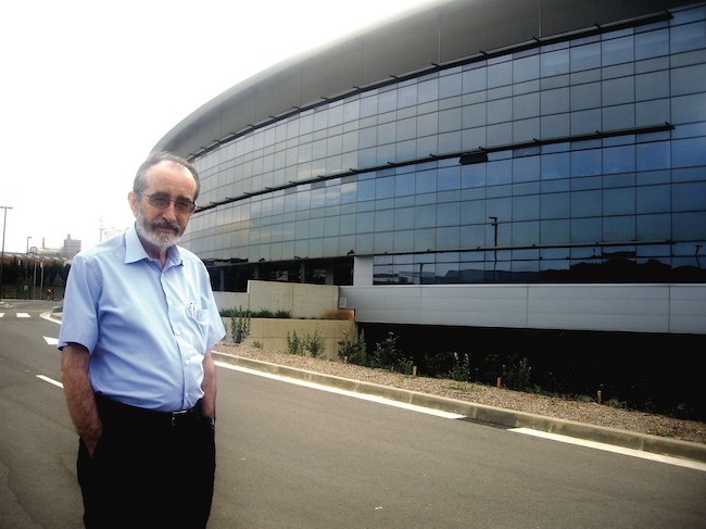 Ramon Pascual davant del Sincrotró de Cerdanyola