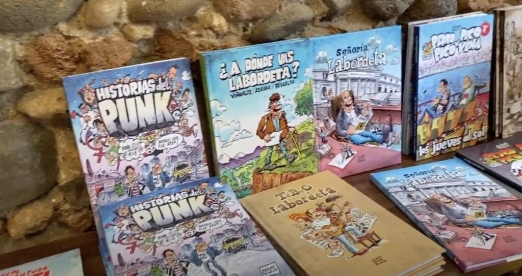 Alguns dels llibres d'Azagra que es podien comprar durant la seva última visita a Cal Pintxo (Cerdanyola)