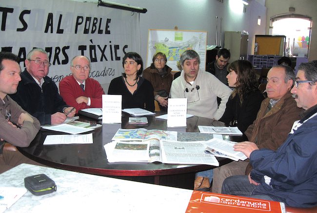 Fotografia històrica de diversos membres de la Plataforma Antiabocadors de Cerdanyola
